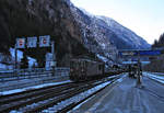 Ein eisiger Morgen in Goppenstein: Bei Temperaturen weit unter 0 fährt BLS Re 4/4 191 mit ihrem Autozug in Richtung Lötschbergtunnel aus.