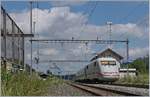 Der ICE 278 von Interlaken Ost nach Berlin Ostbahnhof bei der Durchfahrt des Bahhofs von Läufelfingen.