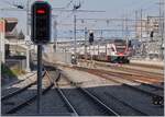 Der SBB RABe 511 028 verlässt Renens VD als S3 nach Allaman; links im Bild das Ausfahrsignal de TSOL (M1).