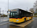 (268'407) - CarPostal Ouest - NE 112'589/PID 10'434 - Mercedes am 24. Oktober 2024 beim Bahnhof Fleurier