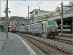 Die BLS Re 475 439 (91 85 4475 439-6 CH-BLSC) und die 193 496 (91 80 6193 496-7 D-BLSC) wartet in Lausanne mit einem langen Zug aus Sgmmns M29 Wagen die Block Distanz zum ausfahrenden IR 90 (ganz links im Bild) ab. 

5. Mai 2026