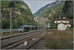 Von der (ehemaligen) Güterrampe in Iselle di Trasquera ein Blick auf den Bahnhof mit dem hier wendenden BLS RABe 528 102 (infolge SEV Iselle - Domo).