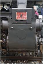 Allen Widrigkeiten und schrägen Idee, spendierte man der 52 221 auf dem Zylinder ein doch recht interessantes Fabrikschild mit dem Konterfrei des Gründers.