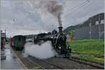 Durch das  schlechte Wetter  entfalten Rauch und Dampf ein reizvoller Stimmung als bei blauen Himmel, somit lohnt es sich auch  oder gerade besonders, auch bei  schlechtem Wetter  zu fotografieren. 
Die BFD HG 3/4 N° 3 der Blonay Chamby Bahn umfährt ihren Zug, um ihn dann nach Chaulin zu fahren.

6. Juli 2024