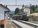 Auf der Fahrt von Le Pont nach Le Brassus fährt das CTVJ (Compagnie du Train à Vapeur de la Vallée de Joux) Tigerli E 3/3 8494 (UIC 90 85 0008 494-6) der SLM mit Baujahr 1909 mit seinem