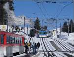 Winterstimmung in Rigi Staffel mit RB-Zügen die sich immer noch in VRB- und ARB- Farben zeigen; und kaum zu sehen, da klein und zierlich die RB H 2/3 16, die einen Dampfzug auf den Rigi schiebt.