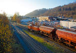   Die KSW 45 (98 80 0276 016-9 D-KSW) eine MaK G 1204 BB der Kreisbahn Siegen-Wittgenstein fährt am 27.11.2020, mit einem langen Übergabezug, von dem Rbf der KSW (Betriebsstätte  Freien