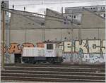 Im Rangierbahnhof Genève La Praille steht der kleine RHOMBERG SERSA Tm 232 111-5 (CH SERSA Tm 98 85 5232 111-5). Die Aufnahme erfolgte vom Bahnsteig in Lancy Pont Rouge. 

10. März 2023
