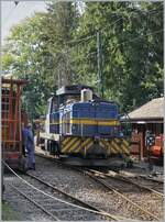 Autour de la voie ferrée / Rund um die eiserne Bahn (Herbstevent 2024) - Zu diesem Thema gehören natürlich auch all die fahrdrahtunabhängigen Loks die für den Unterhalt der Bahn zuständig sind. So war es eigentlich recht naheliegend, die MOB Gm 4/4 N° 2004 beim Herbstevent zu zeigen. Die MOB besitzt zwei dieser Loks, hier ein paar Worte dazu: Die MOB erhielt 1976 die Diesellok Gm 4/4 2003, um ein leistungsfähiges, fahrleitungsunabhängiges Fahrzeuge für entsprechende Einsätze zur Verfügung zu haben. Die französische Firma Moyse in La Courneuve konstruierte die Lok, die sich bei der MOB sehr bewährte, so dass die MOB eine zweite Gm 4/4 bestellte. Die Firma Moyse, ging jedoch während des Baus der Gm 4/4 2004 in Konkurs. Somit konnte die Gm 4/4 2004 erst 1982 in Dienst gestellt werden, nachdem die Firma CFD (Montmirail) die Arbeit an der der Gm 4/4 2004 fortsetzen und beenden konnte. Im Bild nun die Gm 4/4 2004 die in Chaulin verlässt. 

7. September 2024 