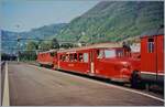 Nicht im Sinne des Erfinders: Der für die Jubiläumsfeiern  150 Jahre Schweizerbahnen  vorgesehene Rote Pfeil der OeBB erlitt einen Defekt. Kurzerhand wurden zwei Re 4/4 I aufgeboten, welche den  Roten Pfeil  RBe 2/4 202 von Lausanne nach Villeneuve und und zurück beförderten.

Analogbild, Mai 1997