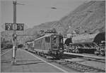 Nicht im Sinne des Erfinders: Der für die Jubiläumsfeiern  150 Jahre Schweizerbahnen  vorgesehene Rote Pfeil der OeBB erlitt einen Defekt. Kurzerhand wurden zwei Re 4/4 I aufgeboten, welche den  Roten Pfeil  RBe 2/4 202 von Lausanne nach Villeneuve und und zurück beförderten.

Analogbild, Mai 1997