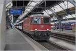 Die SBB Re 4/4 II 11130 wartet in Zürich HB auf die abfahrt mit ihrem IC nach Stuttgart.