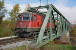 SBB: Lokzug mit der Re 4/4 11318 beim Passieren der Aarebr�cke Aarberg am 27.