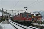 Zwei Re 4/4 II, mit der Re 4/4 II 11327 als Spitzenlok mit einem Ölzug bei der Durchfahrt in Villette VD.