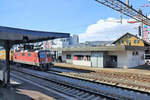 Aus einer Zürcher S7 im Bahnhof Kloten. Der 420 250 vor einem Postzug fehlen sämtliche Chrombuchstaben. 6.Februar 2023    