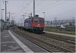 Die SBB Cargo Re 420 169-5 bei der Durchfahrt in Biel Mett, im Hintergrund, im Rangierbahnhof wartet der TGV 4415 auf die Abfahrt nach Bern.