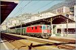 Eine Re 4/4 II mit einem typischen Schnellzug jener Zeit beim Halt in Montreux.