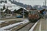 BLS Re 4/4 190 - 195 ab 1982; die BLS Re 4/4 192  Spiez  ist mit ihrem RE von Spiez in Zweisimmen angekommen. Links im Bild ist noch ein MOB ABDe 8/8 der MOB zu erkennen. 

24. Nov. 2013