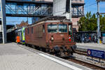 Die BLS Re 4/4 - 195 / Re 425 195-5  Unterseen  (91 85 4425 195-5 CH-BLS) hat am 11 September 2023 den BLS NPZ - RBDe 565 729 in den Bahnhof Spiez rangiert. 

Die Lok ist die letzte der Baureihe und wurde 1983 bei SLM unter der Fabriknummer 5227 gebaut, die elektrische Ausr�stung ist von BBC.

Die Loks wurde als Universallokomotive mit guter Bergleistung beschafft, um die Z�ge mit h�heren Geschwindigkeiten bef�rdern zu k�nnen und um die Lokomotiven der Gr�ndungsjahre abzul�sen. Die Dauerleitung der Koks betr�gt 4.980 kW (6.770 PS).

Die Re 4/4 ist eine Neuentwicklung der BLS und SLM aufgebaut auf die Ae 4/4, der ersten laufachslosen Hochleistungslokomotive der Welt. Das ist an der Kastenform eindeutig zu erkennen, die Einstiege an der Lokfront wurde von der Ae 4/4 �bernommen. Das Fahrgestell ist �hnlich demjenigen der SBB Re 4/4 II. Doch schon da h�ren die Gemeinsamkeiten zu dieser auch sehr erfolgreichen Baureihe auf. So wird die Kraft mit einer anders konstruierten Tiefzuganlenkung und Seilzug auf die Schienen gebracht. Statt Sandereinrichtungen besitzt die Lok Schienend�sen. Bei vielen Versuchen mit z. T. ausl�ndischen Lokomotiven stellt die Re 4/4 noch heute ihre enorme Leistungsf�higkeit am Berg unter Beweis. Einen 630-Tonnen-Zug kann die Lok auf einer 26-‰-Steigung mit 80 km/h bef�rdern.

TECHNISCHE DATEN der Re 4/4 174 bis 195:
Spurweite: 1.435 mm (Normalspur)
Achsformel: Bo’Bo’
L�nge �ber Puffer:  15.470 (15.100 mm Lok 161 bis 173)
Drehzapfenabstand: 7.900 mm
Achsabstand im Drehgestell: 2.800 mm
Treibraddurchmesser: 1.250 mm
H�he: 4.500 mm
Breite: 2.950 mm
Dienstgewicht:  80 t
H�chstgeschwindigkeit: 140 km/h
Dauerleistung:  4.980 kW (6.770 PS)
Anfahrzugkraft:  320 kN
Dauerzugkraft: 236 kN
Anzahl Fahrmotoren: 4
�bersetzungsverh�ltnis: 1 : 3,346
Stromsystem:  Wechselstrom 15 kV 16,7 Hz
