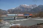 Ersatz f�r NPZ 560(Modernisierung)ZVV Dosto Chur-Ziegelbr�cke auf der Rheinbr�cke bei Bad Ragaz.Der Zug hat �brigens auf beiden Seiten jeweils eine andere Farbgebung.27.03.12  