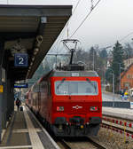 Die Re 456 545-3, SZU Bezeichnung Re 545 (91 85 4 456 106-4 CH-SZU) der SZU Sihltal Z�rich Uetliberg Bahn AG mit der S4 Sihltalbahn f�hrt am 30.12.2015 vom Bahnhof Z�rich-Leimbach weiter in Richtung