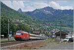 Eine SBB Re 460 schiebt ihren IR 90 durch Clarens in Richtung Brig, in wenigen Augenblicken erreicht der Zug seine nächsten Halt Montreux.