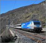 Auf der Lötschbergsüdrampte, noch vor Eröffnung des Bassistunnesl, schiebt die Re 460 024-3  Zugkraft Aargau  einen IC bei Lalden Richtung Norden.