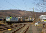 Die BLS Cargo 403 – Re 475 403-2 (91 85 4475 403-2 CH-BLSC) fährt am 16.03.2022, mit einem KLV-Zug, durch Niederschelden über Siegstrecke (KBS 460) in Richtung Köln.