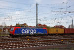 Die Re 482 036-1 (91 85 4482 036-1 CH-SBBC) der SBB Cargo f�hrt am 14.04.2018 mit einem Containerzug durch Friedberg (Hessen) in Richtung Norden.