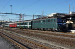SBB HISTORIC: Die grüne Ae 6/6 11421  Graubünden  mit einem Sonderzug anlässlich einer Samichlausfahrt in Delémont am 10.