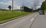 150 Jahre Emmentalbahn. 

141-R-1244 auf der RSHB-Strecke im Rahmen der grossen Emmentalrundfahrt zum Jubiläum. Während letztes Jahr 241-A-65 in Rückwärtsfahrt auf der steilen Rampe fast scheiterte, bekam 141-R-1244  kräftige Schubhilfe durch Ae 6/6 11407 'Aargau'. Tannenneuhaus, Mai 2025.