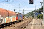 Re6/6 620 019  Arbon  durchfährt mit einem langen Güterzug den Bahnhof Stein-Säckingen.