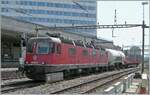 Und zu guter Letzt erschien die SBB Re 6/6 11625 (Re 620 025-7)  Oensigne  in Rot mit einem kurzen Güterzug aus Richtung Palézieux kommend.