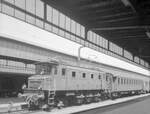 SBB Altbauwagen: Einfahrt in Genève eines Zuges mit Ae3/6 I-110 10692. An erster Stelle ein Altbauwagen, wahrscheinlich ein geschweisster Wagen Serie 7664...7699 (20-03 262...297) von 1932-1935. 13.Juli 1965 