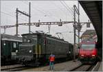 Die SBB Ae 4/7 10997 wartet mit einem Extrazug in Lausanne neben der SBB Re 460 070-6 auf die Weiterfahrt.