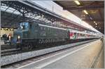 Seit vielen Jahren besitzt die SBB einen  Schulzug  welcher an verschiedenen Bahnhöfen Station macht und von Schulklassen besucht werde kann, wo sie dann über Bahnthemen informiert werden. 
Der im Laufe der Jahre wechselnde Wagenpark wird in der Regel von einer  historischen  Lok von Ort zu Ort befördert. 

An diesem Herbstabend Mitte Oktober fiel diese Aufgabe der SBB Historique Ae 4/7 10976 zu, die ich in Lausanne gerade noch unmittelbar vor der Abfahrt mit meinem Handy festhalten konnte.

9. Oktober 2025