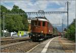 Die BLS Ae 6/8 205 anlsslich des  Sdrampenfests  (100 Jahre BLS) mit der  Swiss-Classic  Komposition beim Halt in Ausserberg.