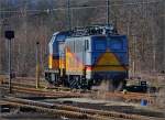 Einer der Lokoop/MThB-Holzroller bei seiner damals neuen Bestimmung in Kassel. Bei der DR lief die Lok als BR 242, bei der DB als BR 142, bei der Lokoop als Ae 476, bei der MThB als Ae 477 und inzwischen wieder als BR 142. Die Loknummer war leider nirgendwo angeschrieben, so dass man sie nur als eine der MThB-Maschinen identifizieren konnte. Februar 2008.