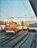 Die TPF (ex DR) Ae 4/4 (417 192-2) erreicht mit ihrem Regionalzug von Romont kommend den Bahnhof von Bulle.