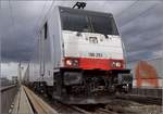 Grau in Grau. 186 251 auf der Verbindungsbahnbrücke in Basel, März 2019.