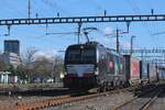 BLS X4E-712 zieht ein Containerzug durch Pratteln nach Basel am 13 Februar 2024.