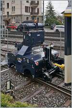 SPURWECHSEL bei der MOB - zu diesem Thema gehört auch der sichtlich neue ZAGRO E-MAXI  (mit Batterieantrieb), welcher hier in Chernex beim Rangieren eines MOB Panorama Wagens zu sehen ist, selbst