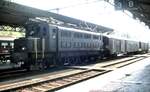 SBB Ae3/6 Nr.10 641 mit Post- und Expresszug in Rorschach am 30.04.1990.