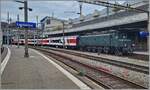 Auf Gleis 1 in Lausanne wartet die SBB Historic Ae 4/7 10976 mit ihrem Schulzug auf die Abfahrt. Die Lok wurde 1931 abgeliefert und stand bis 1995 im aktiven Dienst und wurde dann nach 64 Einsatzjahren als SBB Historic Lok aufgenommen.
Der SBB Schulzug wird traditionell von  Altbauloks  befördert, die passen zwar eher wenig zum Zug, bieten aber die Gelegenheit, dass die Loks bewegt werden und Bahnfotografen sie verewigen können.

1. Nov. 2025 