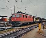 Die Ae 6/6 11456  Olten  erreicht mit einem Güterzug den Badischen Bahnhof von Basel. 

Analogbild vom Juli 2005