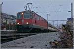 Die SBB Re4/4 II 11135 mit eine IR nach Lausanne wartet in der Zugausgangsstation auf die Abfahrt (7:22).