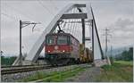 Die SBB Re 4/4 II 11243 (Re 420 243-4) fährt mit einen Güterzug zwischen Bex und St-Maurice über die neue Massogex-Brücke und somit auch über die Kantonsgrenze Waadt/Wallis.