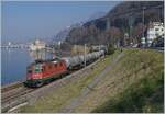 Die SBB Re 4/4 II 11284 (Re 420 284-5) ist mit einem Kesselwagenblockzug beim Château de Chillon auf dem Weg in Richtung Aigle.