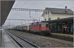Die SBB R 4/4 II 11254-5 (Re 420 254-5) ist in Gland mit einem Güterzug in Richtung Lausanne unterwegs.