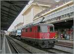 Nun hat sich die am Anfang dieser Bilderserie erwähnte SBB Re 4/4 II 11193 wieder an die Spitze des Zuges gesetzt und wartet mit ihrem vier Uaikk Wagen und dem Beh 4/8 4 / SNCF Z894  auf die Weiterfahrt nach Martigny.

29. Okt. 2025 